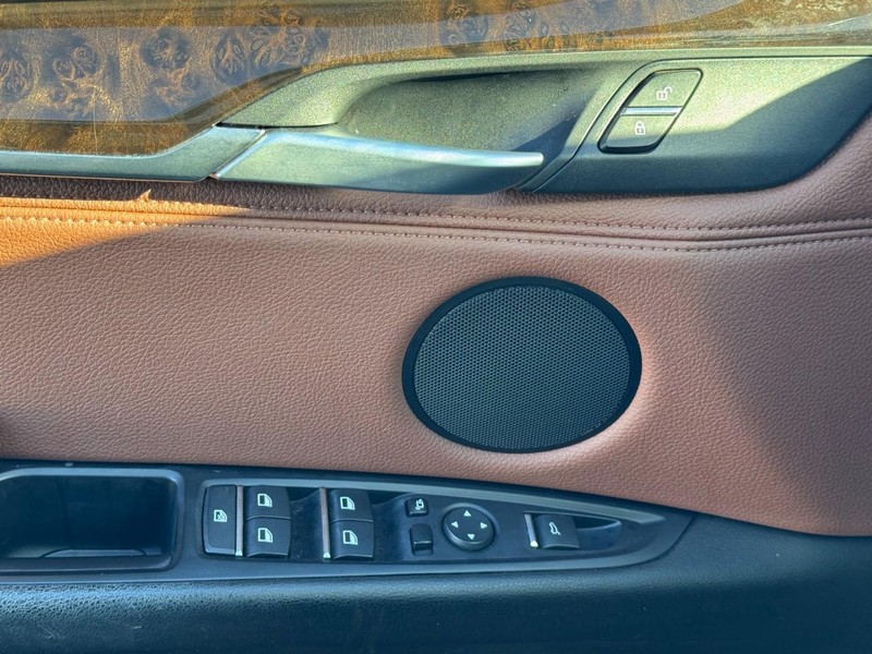 BMW X5 eDrive Vehicle Full-screen Gallery Image 25