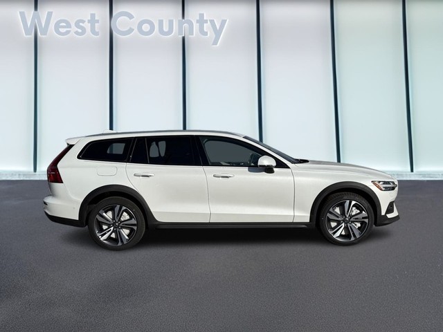 2026 Volvo V60 Cross Country Plus's photo