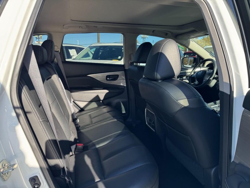 Nissan Murano Vehicle Full-screen Gallery Image 10