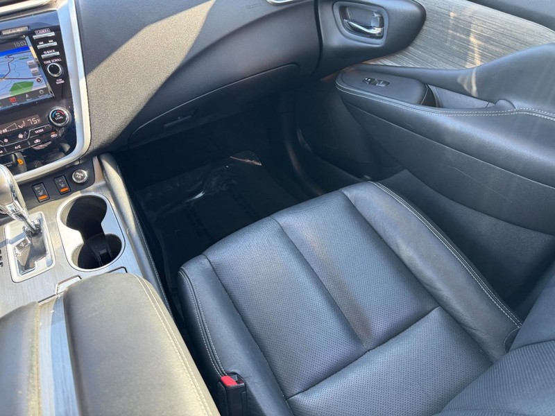 Nissan Murano Vehicle Full-screen Gallery Image 15