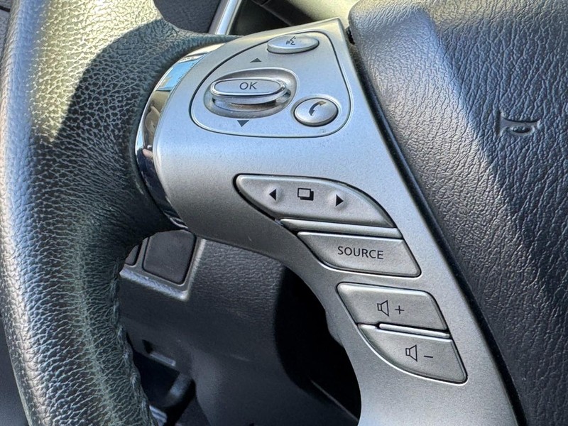 Nissan Murano Vehicle Full-screen Gallery Image 18