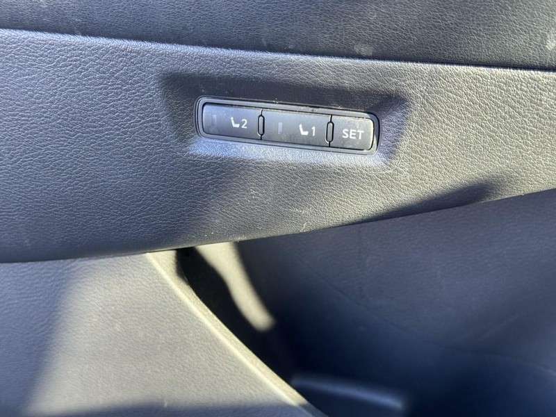 Nissan Murano Vehicle Full-screen Gallery Image 24