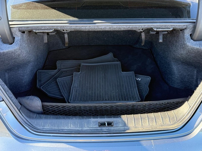 Nissan Maxima Vehicle Full-screen Gallery Image 04