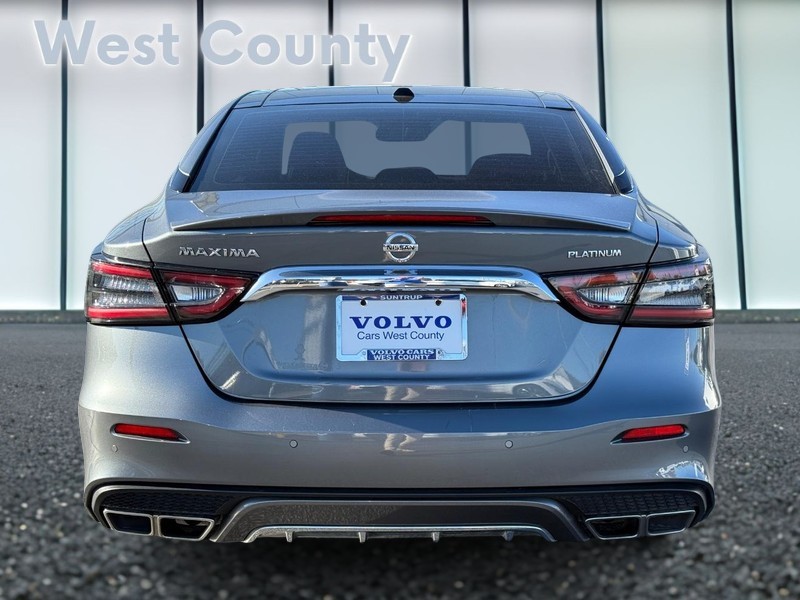 Nissan Maxima Vehicle Full-screen Gallery Image 05