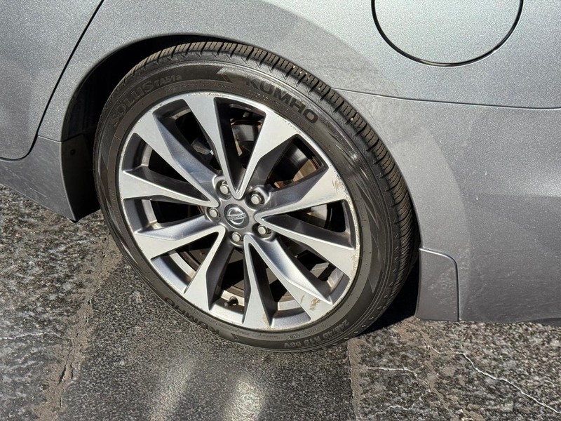 Nissan Maxima Vehicle Full-screen Gallery Image 08