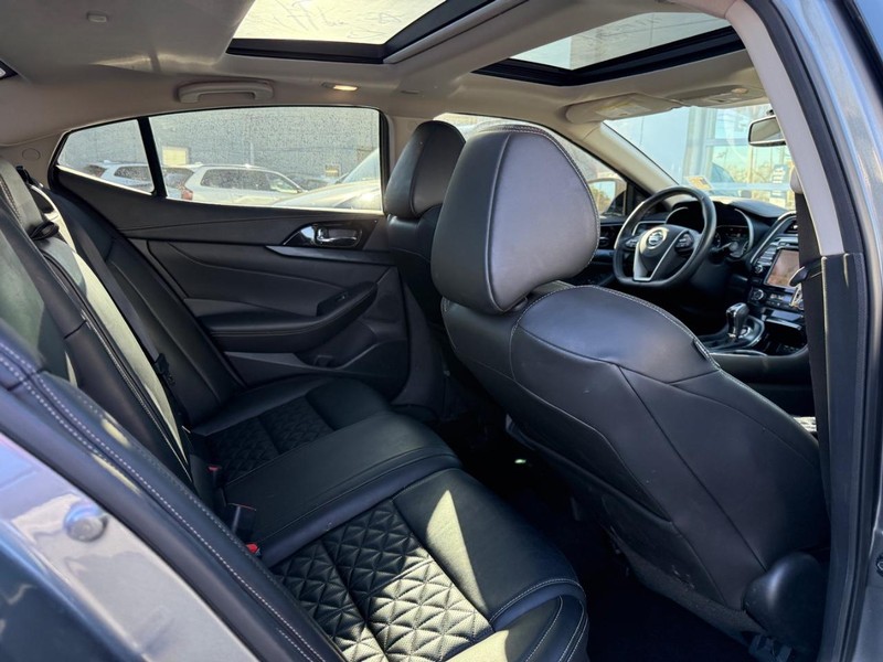 Nissan Maxima Vehicle Full-screen Gallery Image 11