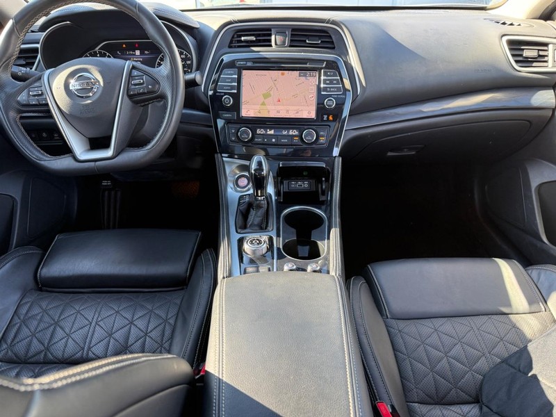 Nissan Maxima Vehicle Full-screen Gallery Image 12
