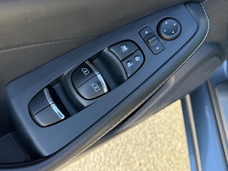 Nissan Maxima Vehicle Full-screen Gallery Image 15