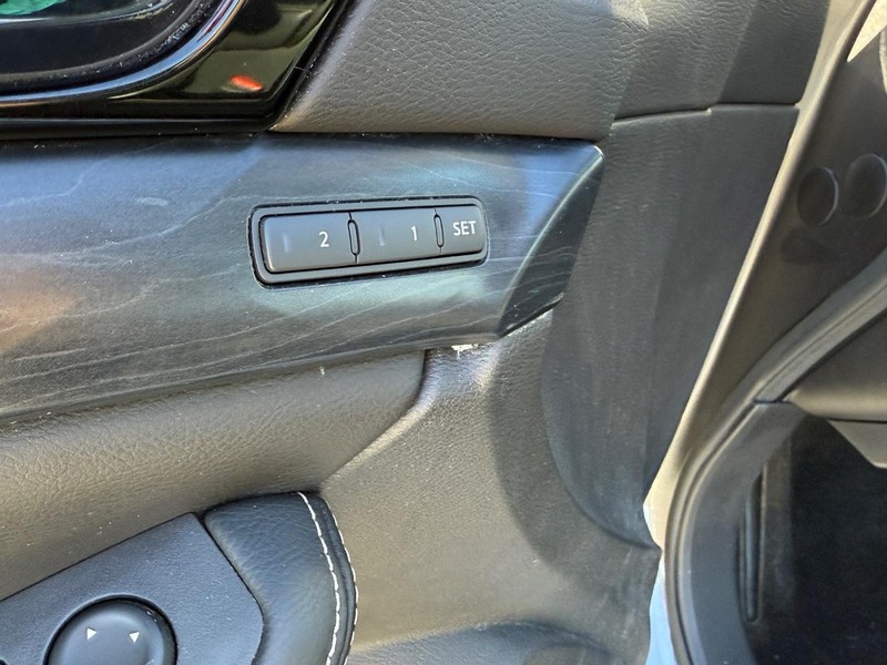 Nissan Maxima Vehicle Full-screen Gallery Image 16