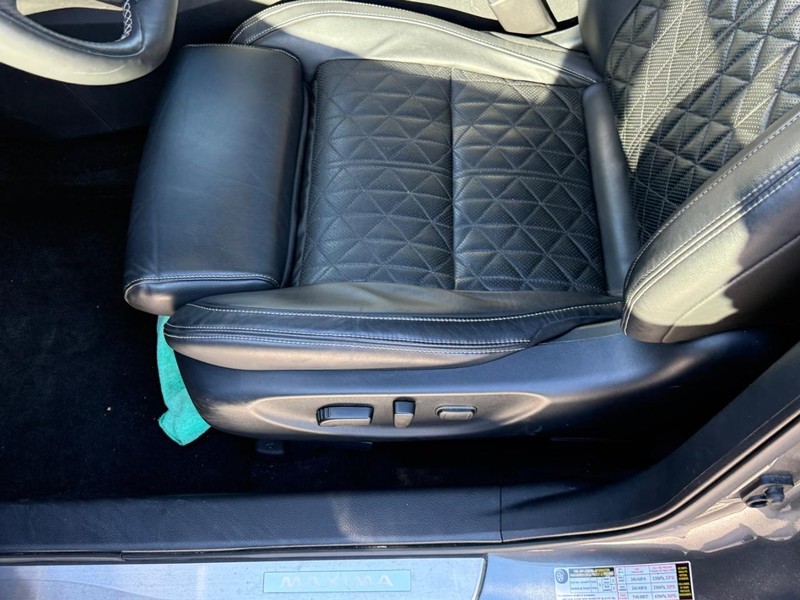 Nissan Maxima Vehicle Full-screen Gallery Image 17