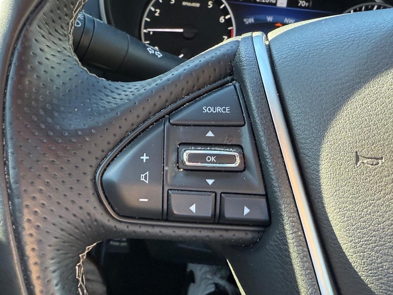 Nissan Maxima Vehicle Full-screen Gallery Image 18