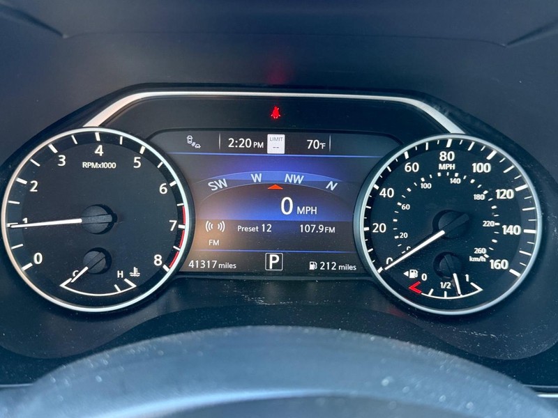 Nissan Maxima Vehicle Full-screen Gallery Image 20