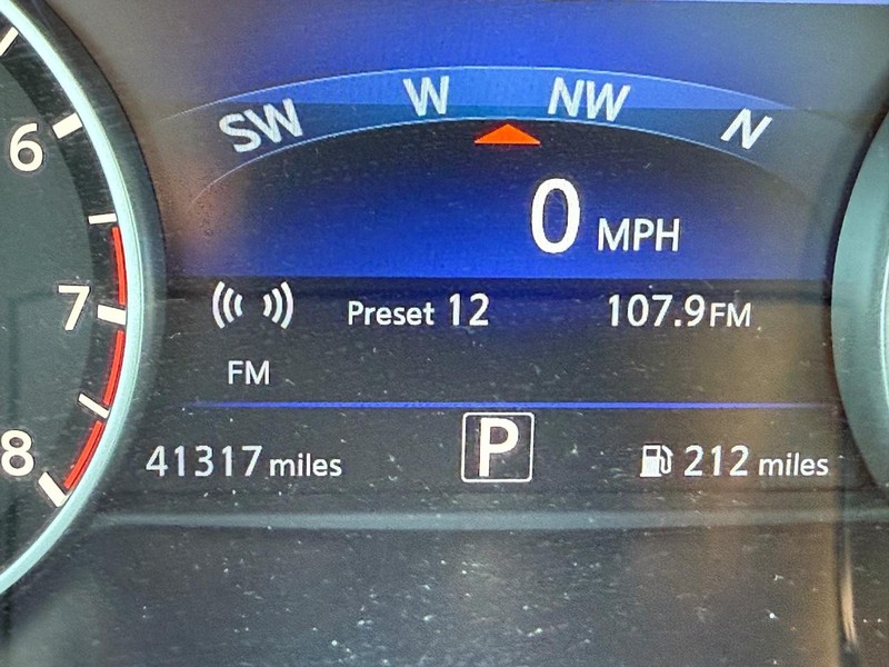 Nissan Maxima Vehicle Full-screen Gallery Image 21