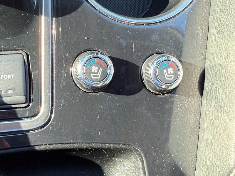 Nissan Maxima Vehicle Full-screen Gallery Image 23