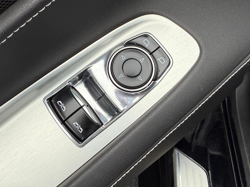 Chevrolet Corvette Vehicle Full-screen Gallery Image 13