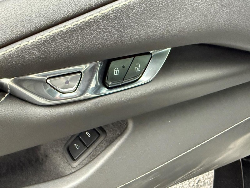 Chevrolet Corvette Vehicle Full-screen Gallery Image 14