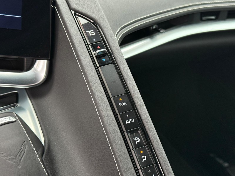 Chevrolet Corvette Vehicle Full-screen Gallery Image 22