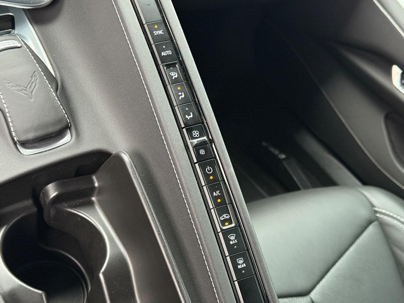 Chevrolet Corvette Vehicle Full-screen Gallery Image 23