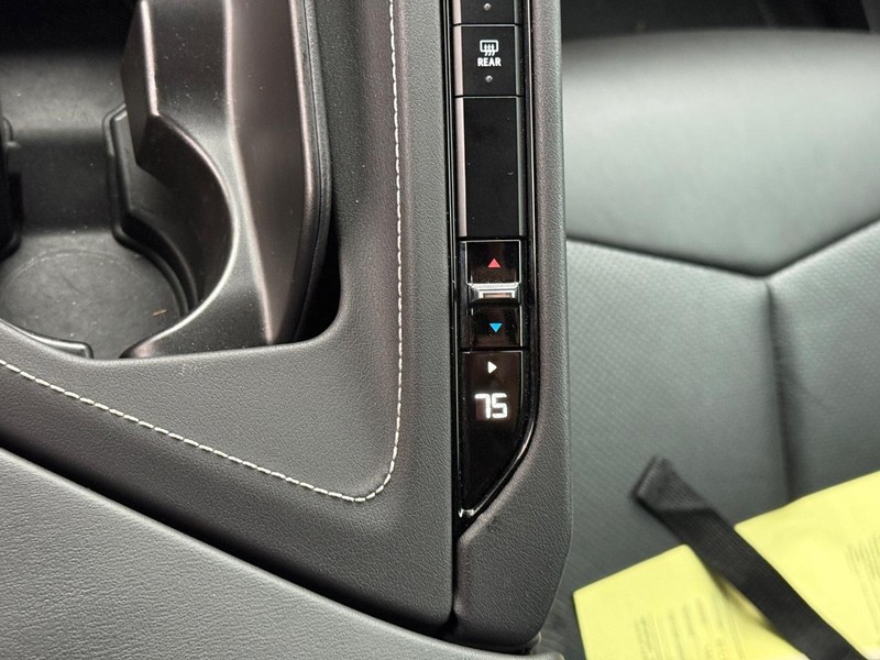 Chevrolet Corvette Vehicle Full-screen Gallery Image 24