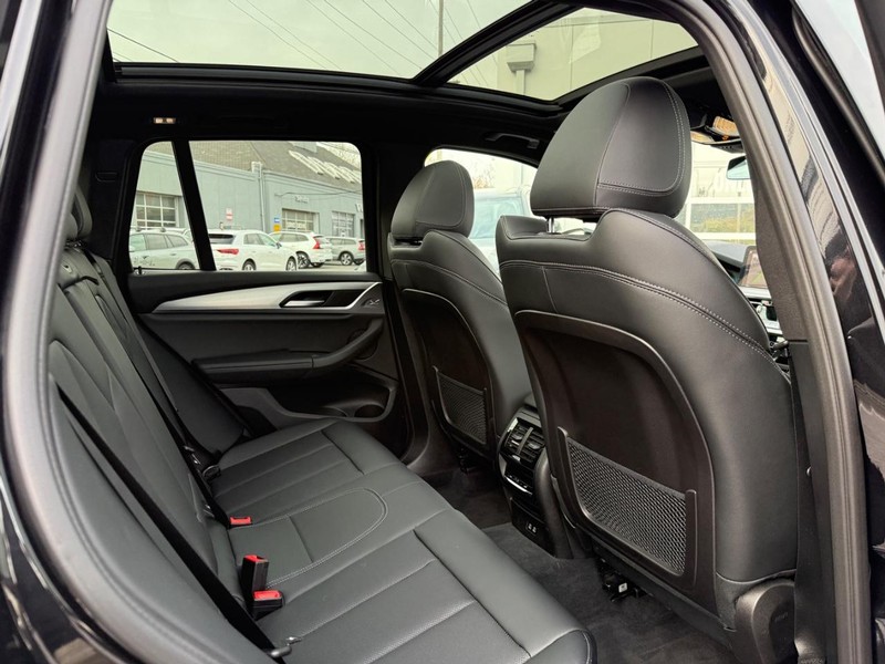 BMW X3 Vehicle Full-screen Gallery Image 11