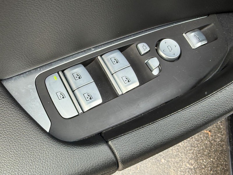 BMW X3 Vehicle Full-screen Gallery Image 16