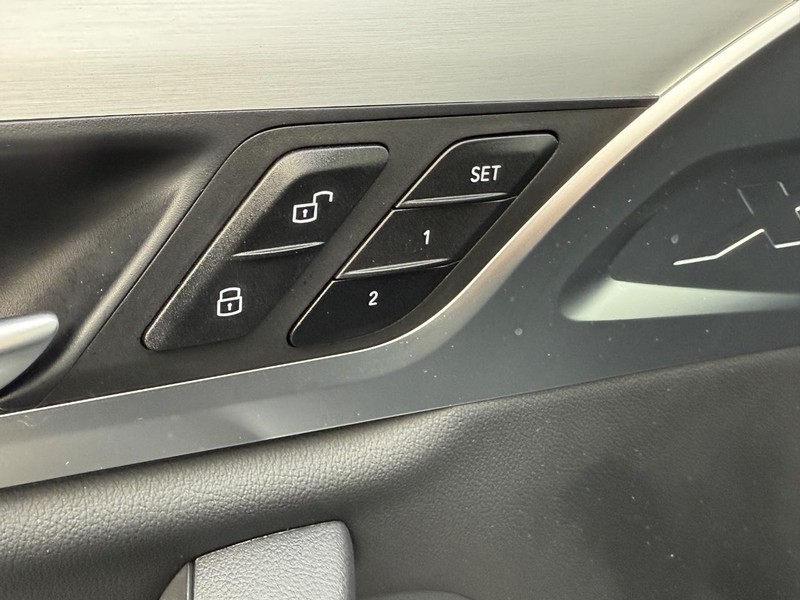 BMW X3 Vehicle Full-screen Gallery Image 17