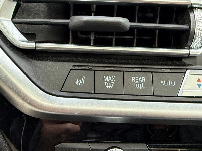 BMW X3 Vehicle Full-screen Gallery Image 23