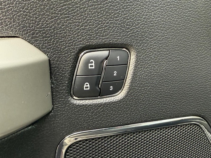 Ford F-150 Vehicle Full-screen Gallery Image 16