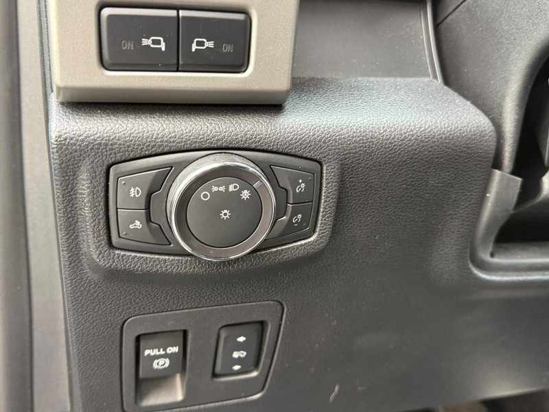 Ford F-150 Vehicle Full-screen Gallery Image 18