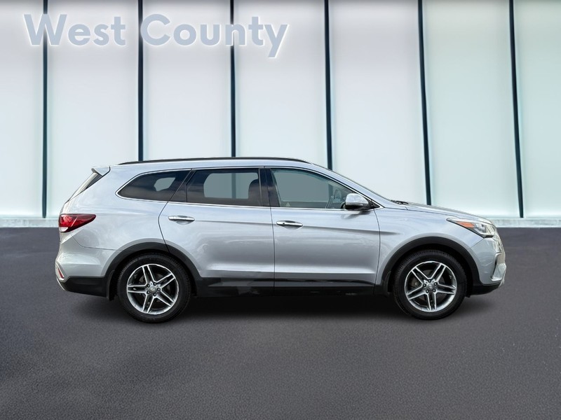 Hyundai Santa Fe Vehicle Full-screen Gallery Image 02