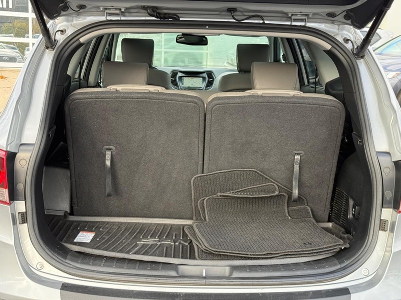 Hyundai Santa Fe Vehicle Full-screen Gallery Image 04