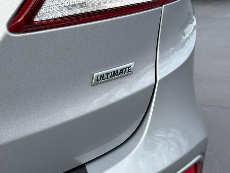 Hyundai Santa Fe Vehicle Full-screen Gallery Image 06