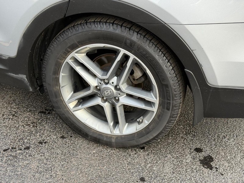 Hyundai Santa Fe Vehicle Full-screen Gallery Image 08