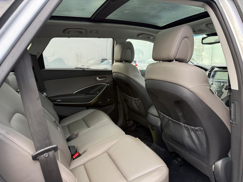 Hyundai Santa Fe Vehicle Full-screen Gallery Image 11