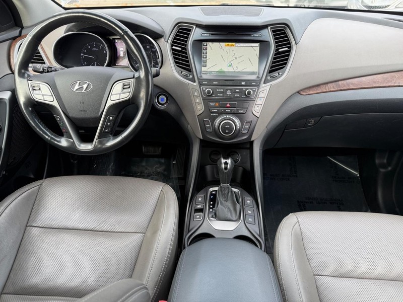 Hyundai Santa Fe Vehicle Full-screen Gallery Image 12