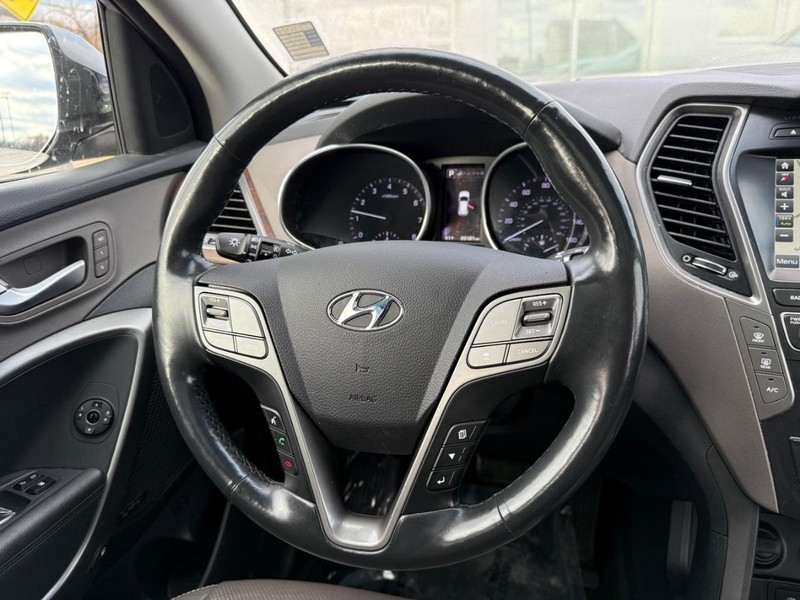 Hyundai Santa Fe Vehicle Full-screen Gallery Image 13