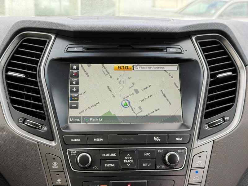 Hyundai Santa Fe Vehicle Full-screen Gallery Image 14