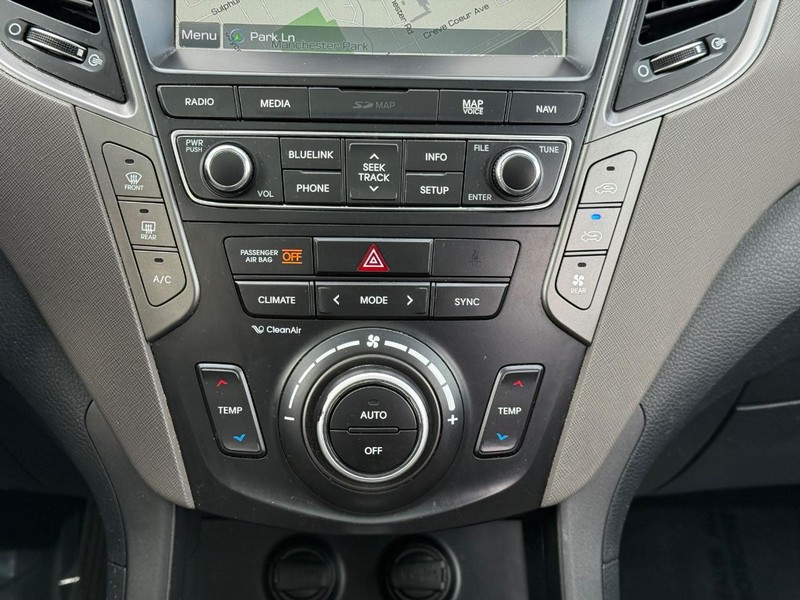 Hyundai Santa Fe Vehicle Full-screen Gallery Image 15