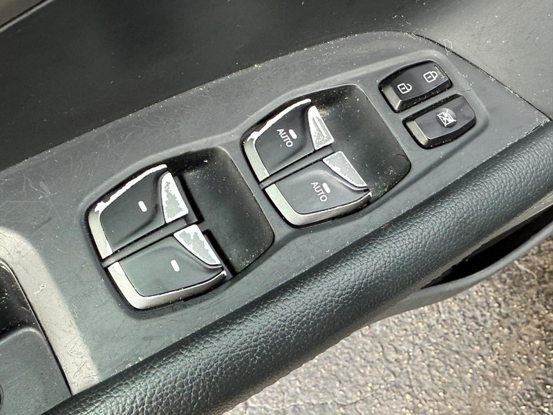 Hyundai Santa Fe Vehicle Full-screen Gallery Image 16