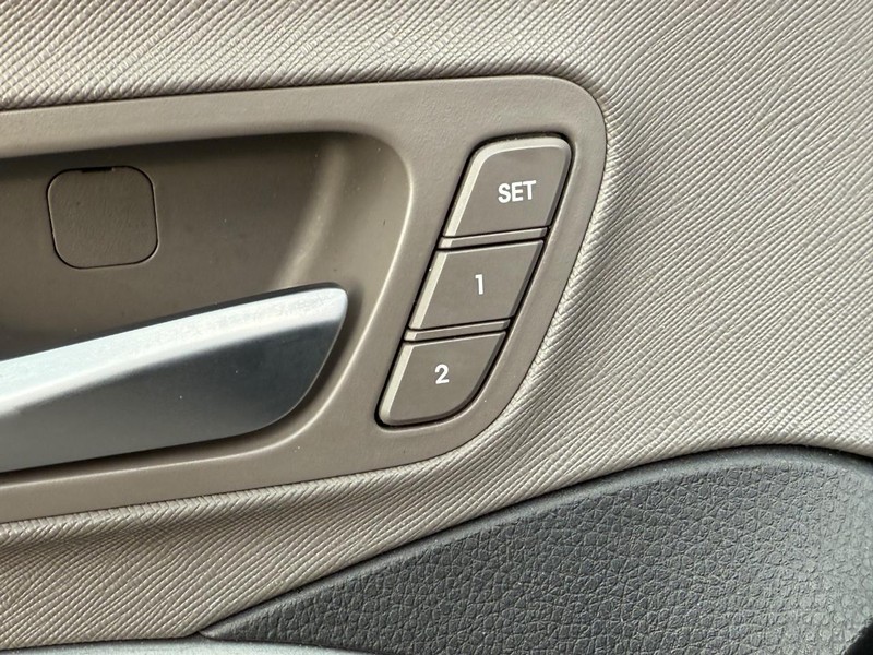 Hyundai Santa Fe Vehicle Full-screen Gallery Image 17