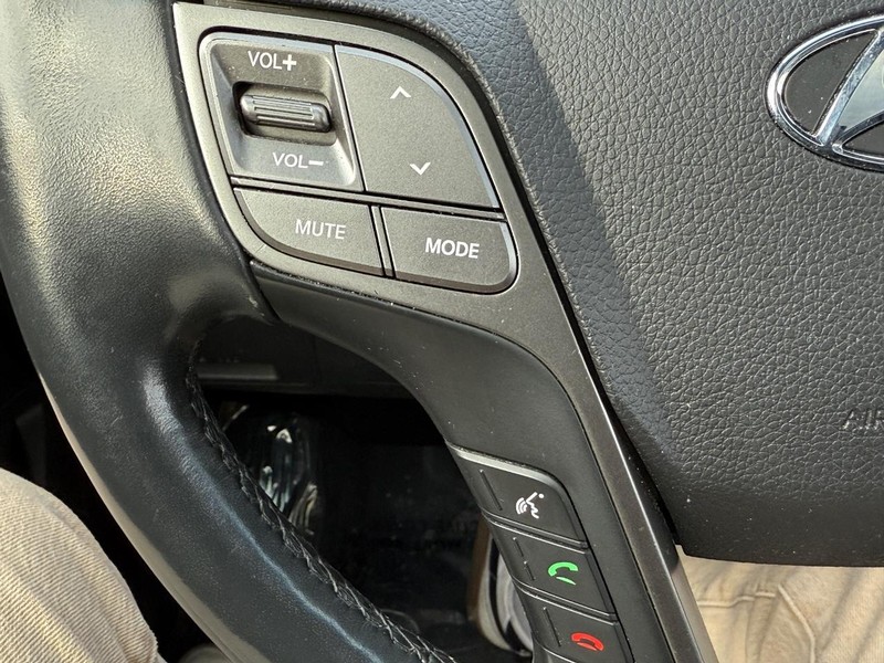 Hyundai Santa Fe Vehicle Full-screen Gallery Image 19