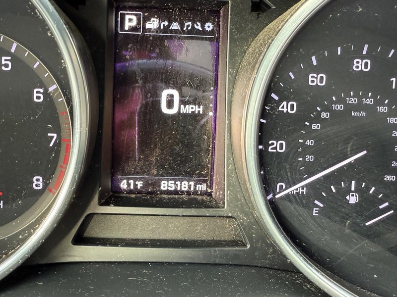 Hyundai Santa Fe Vehicle Full-screen Gallery Image 23