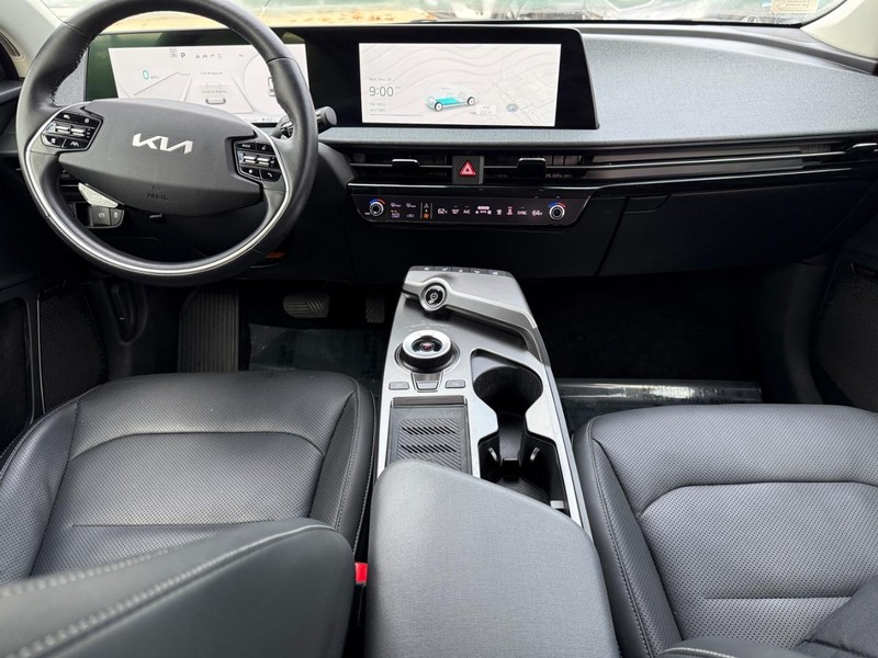 Kia EV6 Vehicle Full-screen Gallery Image 11