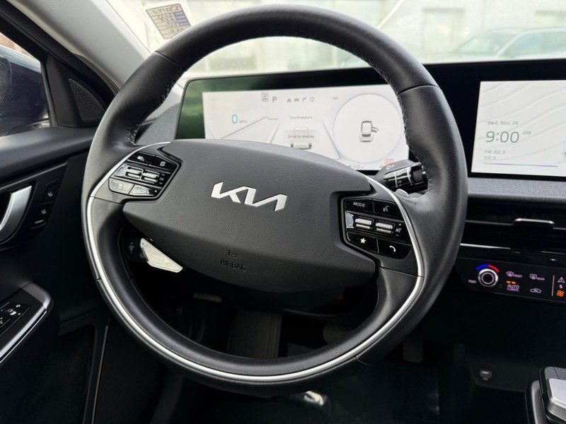 Kia EV6 Vehicle Full-screen Gallery Image 12