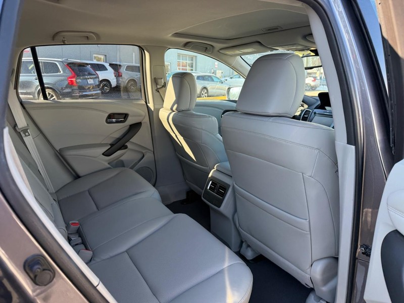 Acura RDX Vehicle Full-screen Gallery Image 10