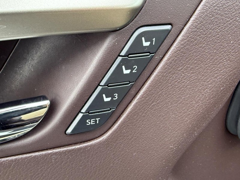 Lexus RX Vehicle Full-screen Gallery Image 15