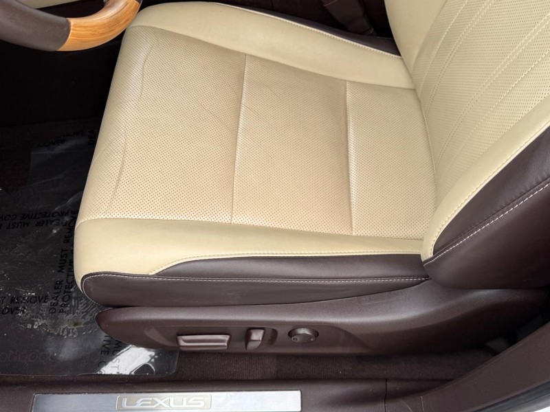 Lexus RX Vehicle Full-screen Gallery Image 16