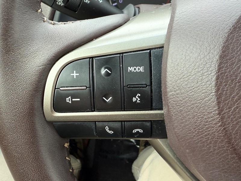 Lexus RX Vehicle Full-screen Gallery Image 17