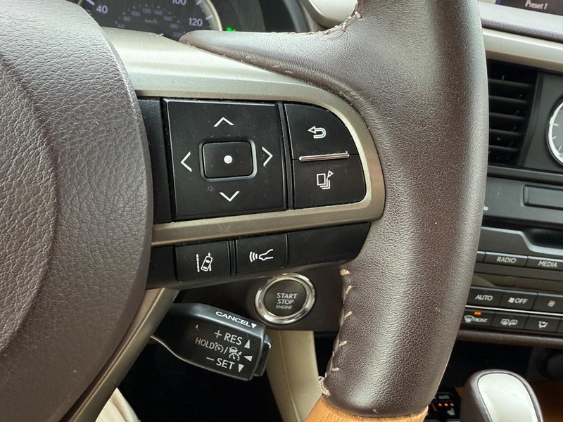 Lexus RX Vehicle Full-screen Gallery Image 18