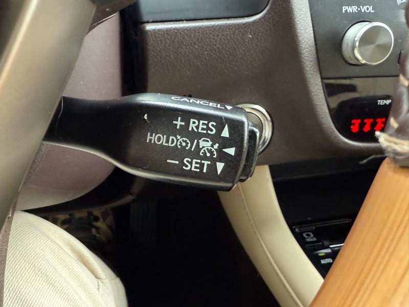 Lexus RX Vehicle Full-screen Gallery Image 19